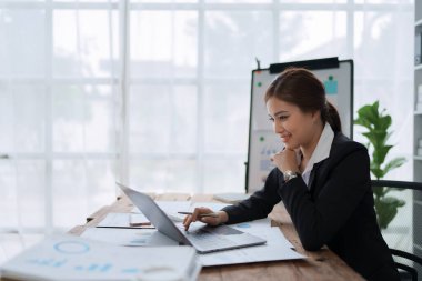 Kadın, ofis mali belgelerini düzenleyerek mali ve bütçe denetimi planlıyor.