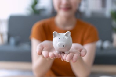 Kadın uzun vadeli finansal güvence ve istikrar sağlamak için kaynaklarını düzenleyen bir finansal tasarruf planı geliştiriyor..