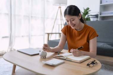 Kadın finansal tasarruf planı, uzun vadeli finansal istikrar ve başarı elde etmek için hedeflerini ve bütçe stratejilerini düzenlemek..