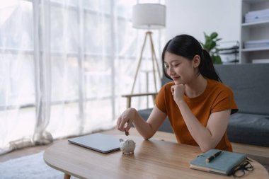 Kadın uzun vadeli finansal güvence ve istikrar sağlamak için kaynaklarını düzenleyen bir finansal tasarruf planı geliştiriyor..