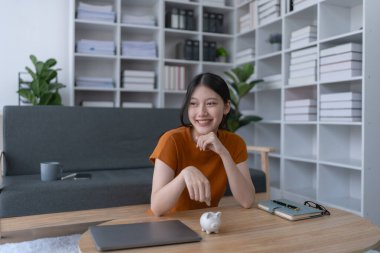 Kadın uzun vadeli finansal güvence ve istikrar sağlamak için kaynaklarını düzenleyen bir finansal tasarruf planı geliştiriyor..