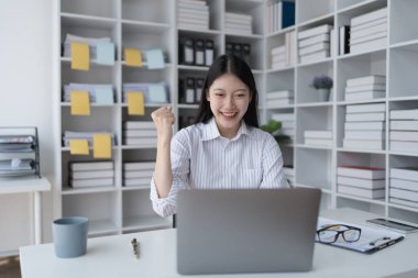 Bütçe ve pazarlama stratejilerini genel finans yönetimini optimize etmek için entegre ederek kadınların mutluluğu için finansal başarı planları.