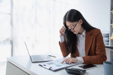 İş kadını, patinaj sendromuyla mücadele ederken mali denetim yapmayı, belgeleri gözden geçirmeyi planlıyor