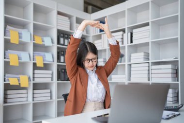 İş kadını, patinaj sendromuyla mücadele ederken mali denetim yapmayı, belgeleri gözden geçirmeyi planlıyor