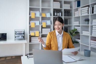 İş kadını bilgisayar dizüstü bilgisayar toplantılarını kullanarak finansal hedefleri pazar olanaklarıyla aynı seviyeye getirmeyi amaçlayan bir pazarlama stratejisi planlıyor..