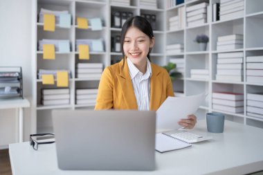 Bütçe ve pazarlama stratejilerini genel finans yönetimini optimize etmek için entegre ederek kadınların mutluluğu için finansal başarı planları.