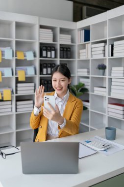 İş kadını, finans için bir pazarlama stratejisi planlamak için akıllı telefon aramasını kullanıyor. Finansal hedefleri pazar olanaklarıyla aynı seviyeye getirmeyi amaçlıyor..