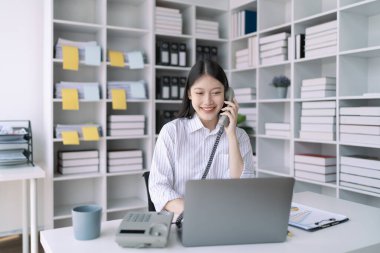 İş kadını, finans için bir pazarlama stratejisi planlamak için akıllı telefon aramasını kullanıyor. Finansal hedefleri pazar olanaklarıyla aynı seviyeye getirmeyi amaçlıyor..