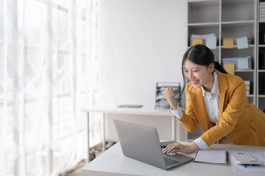 Bütçe ve pazarlama stratejilerini genel finans yönetimini optimize etmek için entegre ederek kadınların mutluluğu için finansal başarı planları.