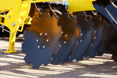 Güzel yeni disk harrow güneşli bir günde kapanıyor