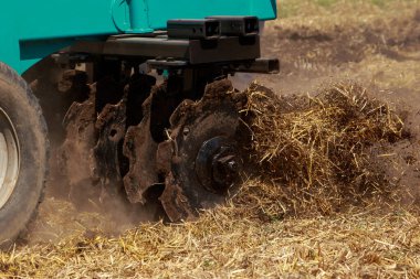 Güzel yeni disk harrow güneşli bir günde kapanıyor