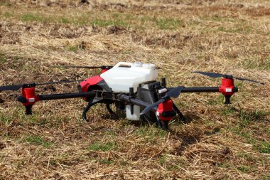 Güneşli bir günde tarımsal püskürtme dronu