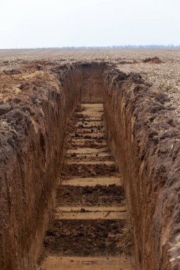Toprakta inşaat için geniş bir siper var.
