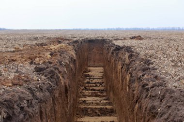 Toprakta inşaat için geniş bir siper var.