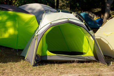 Açık havada doğa yürüyüşü yapan yeşil çadır alanında piknik yapmak.
