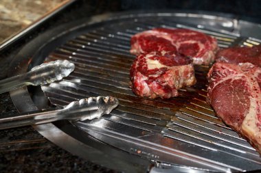 Güzel sulu et parçaları ızgarada pişiyor..