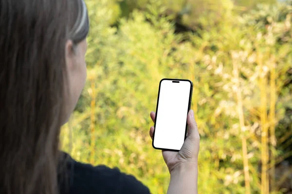 Rozmowa Wideo Kobieta Trzymająca Nowoczesny Smartfon Rozmowy Wideo Stoję Zewnątrz — Zdjęcie stockowe