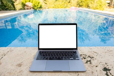 Laptop modeli, beyaz boş modern dizüstü bilgisayar modeli. Ormandaki güzel yüzme havuzu. Güneşli bir yaz günü. Tatil teknolojisi fikir fotoğrafı. Boşluğu kopyala.