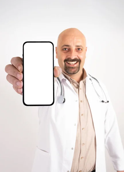 Retrato Médico Alegre Mostrando Pantalla Vacía Del Teléfono Inteligente Para — Foto de Stock