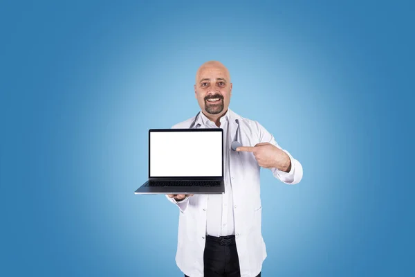Moderním Laptopem Bělošským Doktorem Držícím Moderní Notebook Stojí Nad Modrou — Stock fotografie