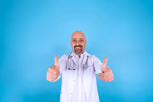 Doctor Showing Thumbs Smiling Happy Male Doctor Showing Thumbs Isolated — Stock Photo, Image
