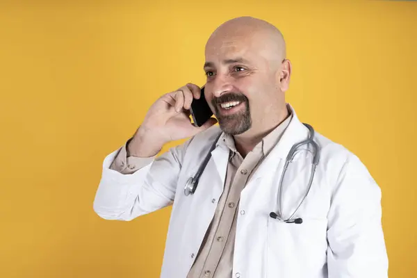 Boldog Doktor Híreket Közöl Kaukázusi Kórházi Szakember Beszél Telefonon Mosolyogj — Stock Fotó