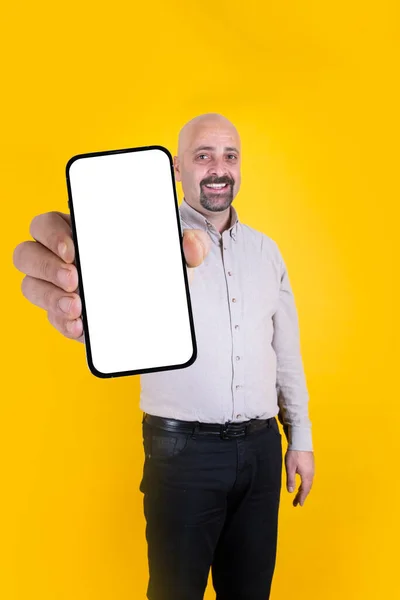 Zobrazuje Prázdnou Obrazovku Smartphonu Kavkazského Pozitivního Muže Držícího Ukazujícího Prázdnou — Stock fotografie