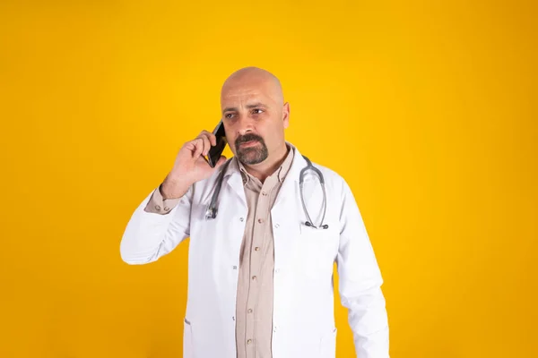 Súlyos Orvos Telefonos Konzultáción Kaukázusi Férfi Orvos Terapeuta Gyakorló Tanácsadó — Stock Fotó