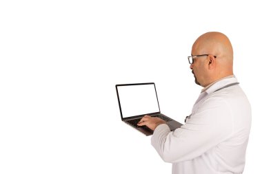 Doktor dizüstü bilgisayarı tutuyor. Omzunun üstünden bak. Doktorun dizüstü bilgisayarı tutarken ki görüntüsü. İzole edilmiş beyaz arkaplan, kopyalama alanı. Beyaz boş ekran defteri. Online tıp, uzak danışma