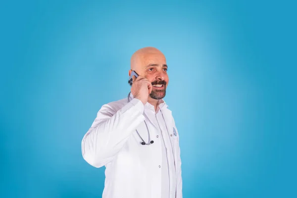 Doctor Talking Phone Middle Aged Handsome Bald Bearded Caucasian Doctor — Stock Photo, Image