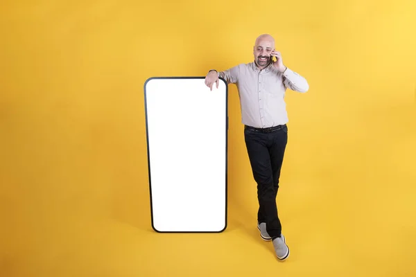 Kaukasischer Mann Mittleren Alters Lehnt Großes Smartphone Mit Leerem Weißen — Stockfoto