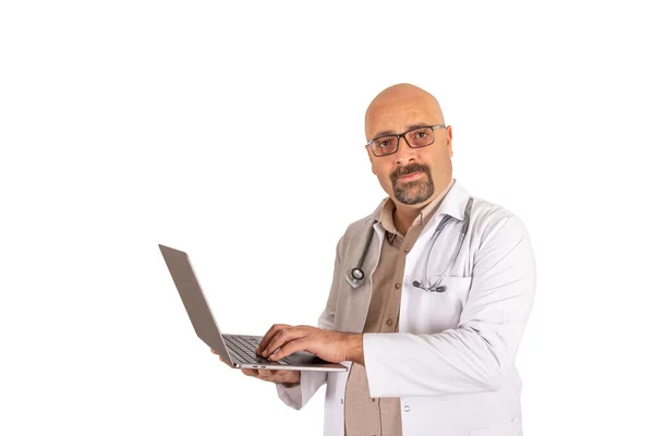 Orvos Laptopot Használ Portrét Kopasz Középkorú Jóképű Szakállas Orvosról Aki — Stock Fotó