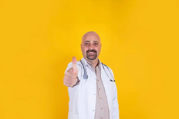 Doctor Thumbs Middle Aged European Caucasian Male Doctor Thumbs Cheerful — Stock Photo, Image