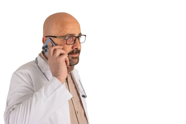 Doktor Mluví Svém Chytrém Telefonu Zblízka Boční Pohled Portrét Medicíny — Stock fotografie