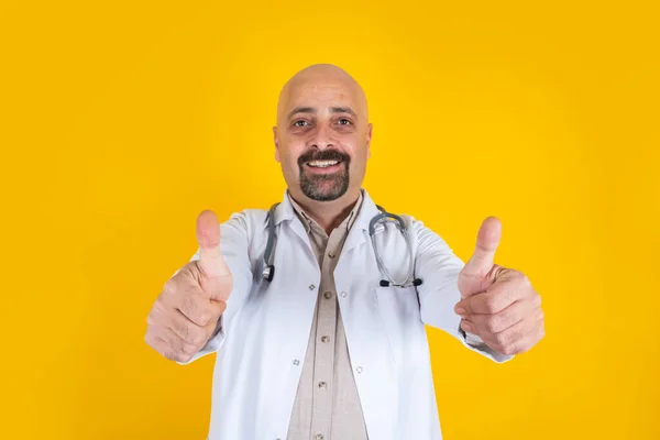Happy Thumbs Caucasian Middle Aged Doctor Happy Thumbs Isolated Yellow — Stock Photo, Image
