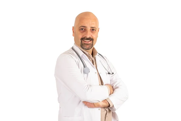 信頼性と信頼性の高い医師 信頼性と信頼性の高い医師高齢者の白人ヨーロッパのはげの肖像画 隔離された白い背景の上に立ち 病院の医療コートを着て — ストック写真