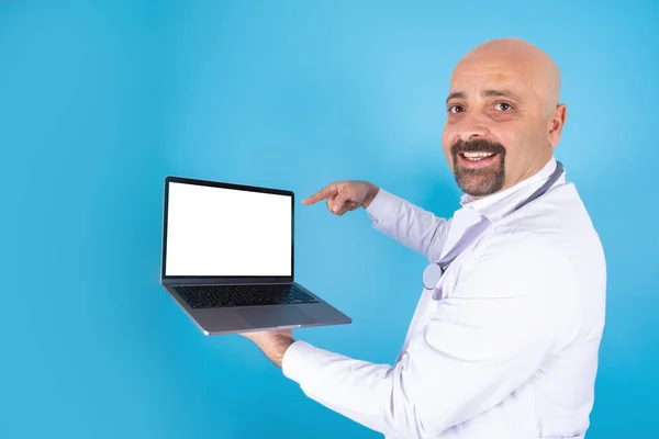 Orvos Laptopot Mutat Középkorú Orvos Portréját Laptoppal Elszigetelt Kék Háttér — Stock Fotó