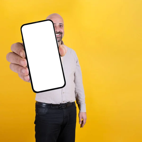 Zeigt Smartphone Aufgeregter Fröhlicher Kaukasischer Glatzkopf Zeigt Smartphone Großes Handy — Stockfoto