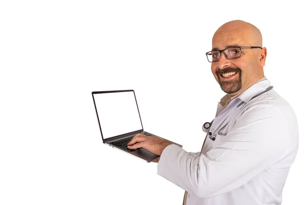 Laptopem Portrétem Bělocha Doktora Středního Věku Držícího Notebook Izolované Bílé — Stock fotografie