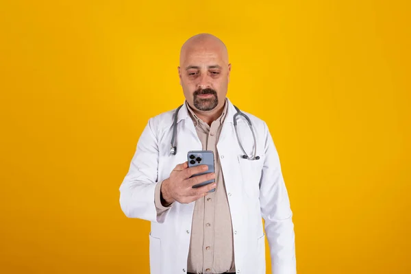 Pomocí Chytrého Telefonu Zblízka Portrét Bělošského Lékaře Pomocí Smartphonu Izolované — Stock fotografie