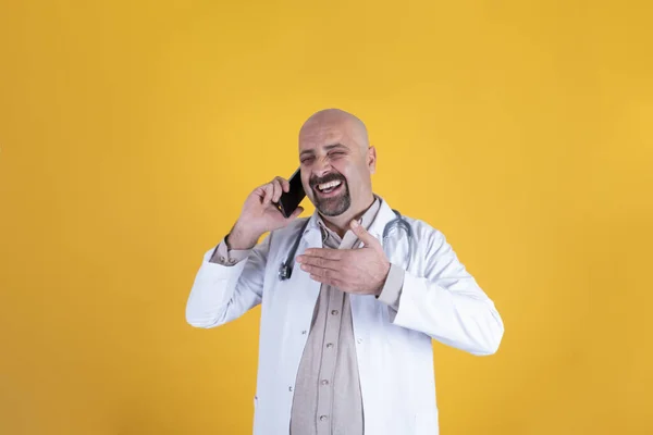 Nevető Orvos Portréja Kopasz Kaukázusi Férfi Orvos Beszél Telefonban Boldog — Stock Fotó
