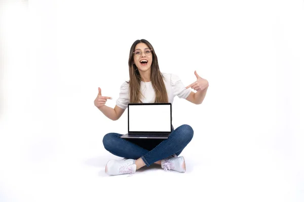 Zeigt Laptop Fröhliches Kaukasisches Teenie Mädchen Das Auf Dem Boden — Stockfoto