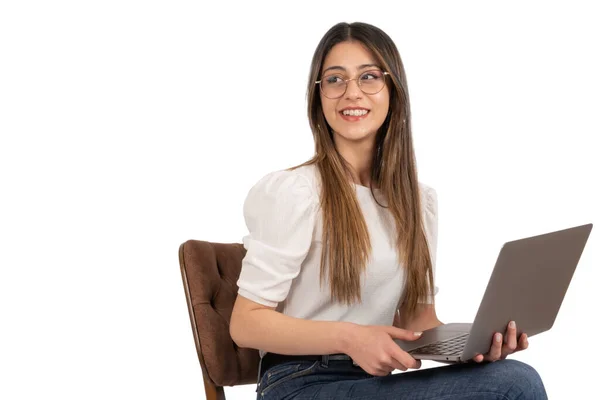 Arbeiten Laptop Glücklich Lächelndes Junges Mädchen Das Laptop Arbeitet Auf — Stockfoto