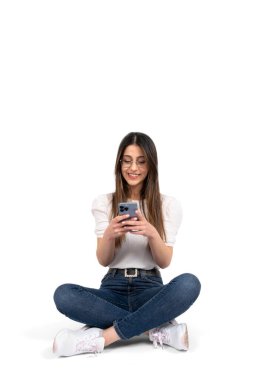 Mobil başvuru ilanı, mobil uygulama reklamı kullanan mutlu beyaz kız. Mesaj, göz gezdirme, mesajlaşma, akıllı telefon. İzole edilmiş beyaz arka plan, boş alan. Modern bayan.