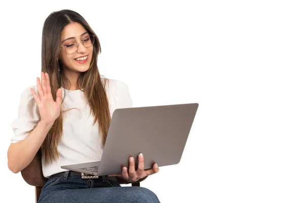 Online Treffen Schöne Geschäftsfrau Mit Laptop Online Treffen Teilnehmen Sitzen — Stockfoto