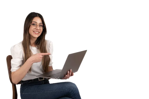 Frau Zeigt Laptop Junge Brünette Büroangestellte Zeigt Laptop Auf Dem — Stockfoto
