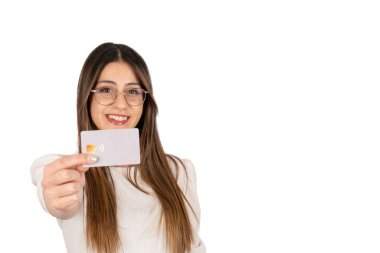 Kredi kartı, kredi kartı gösteren modern iş kadınının portresi. İzole edilmiş beyaz arkaplan, kopyalama alanı. İnternet üzerinden güvenli alışveriş. Beyaz tenli, gözlüklü esmer kadın..