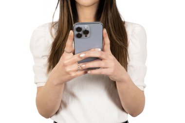 Akıllı telefon kullanarak, öndeki kadının elini akıllı telefon kullanarak kapat. Mesaj yazmak, sohbet etmek, sosyal medya, online alışveriş, web sörfü, yemek sipariş etmek, uygulama kavramı fikrini kullanmak. İzole edilmiş.