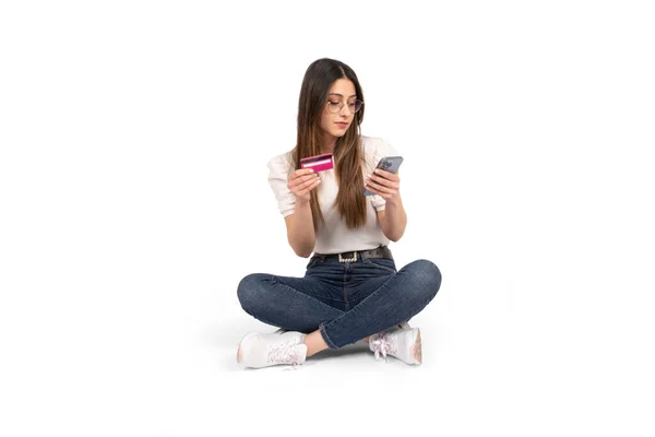 Online Banking Kaukasisches Mädchen Mit Kreditkarte Und Smartphone Für Online — Stockfoto
