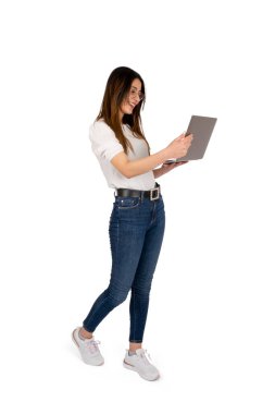 Dizüstü bilgisayar kullanan iş kadını, serbest kod yazarı ya da iş kadını. Beyaz arka planda izole edilmiş poz. Modern bilgisayarla çalışan güzel bir kızın tüm vücut uzunluğu görünümü.